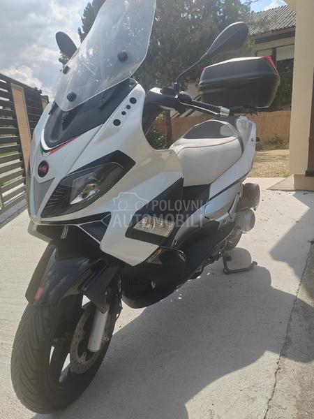 Aprilia SR MAX 300