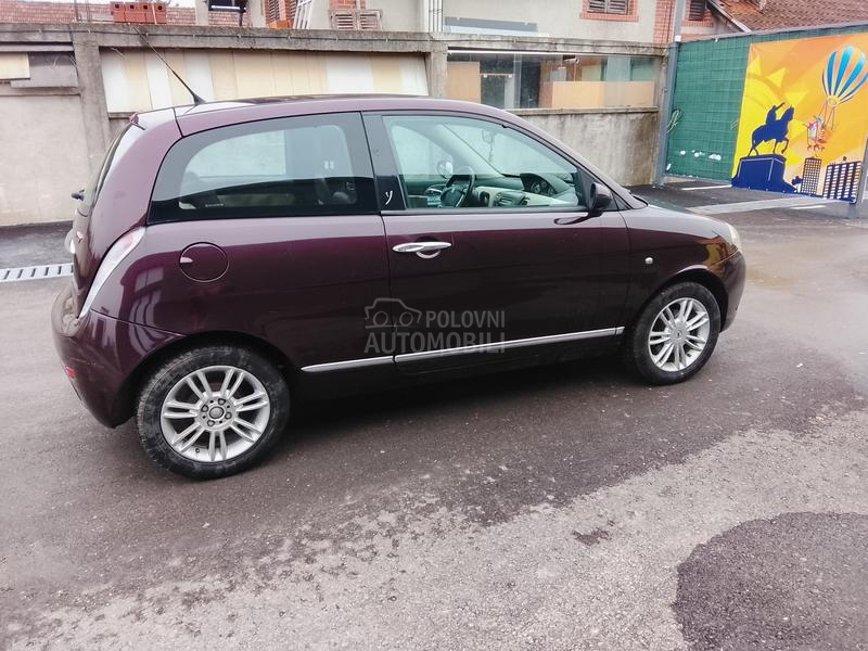 Lancia Ypsilon Regdugoo