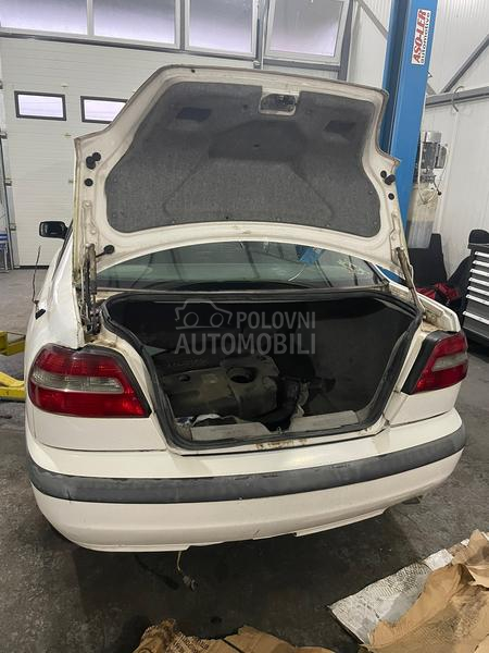 Volvo S40 -  kompletan auto u delovima