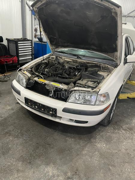 Volvo S40 -  kompletan auto u delovima