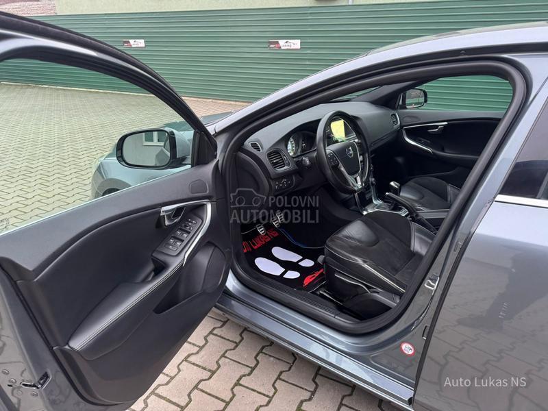 Volvo V40 2.0 R-design