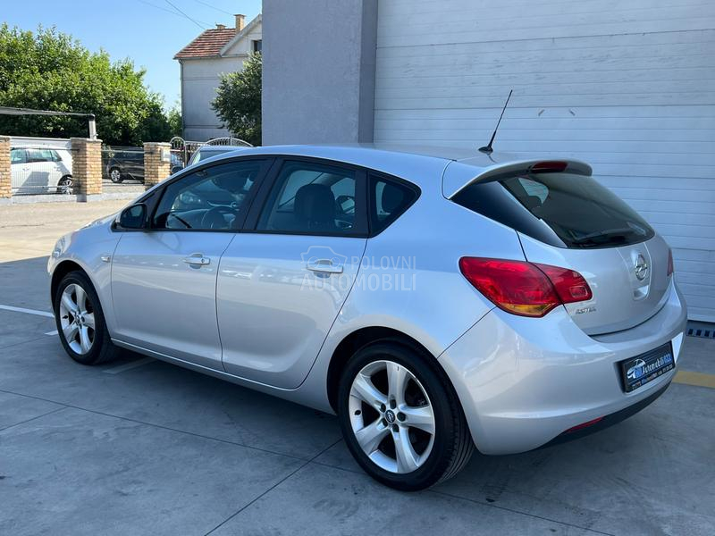 Opel Astra J 1.6b ENJOY