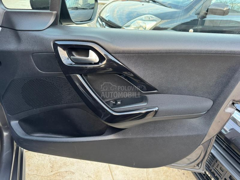 Peugeot 208 1.2 ALLURE
