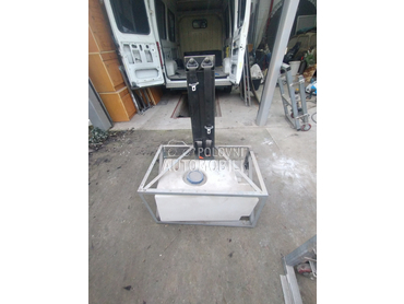 Klupa sa rezervoarom za vodu