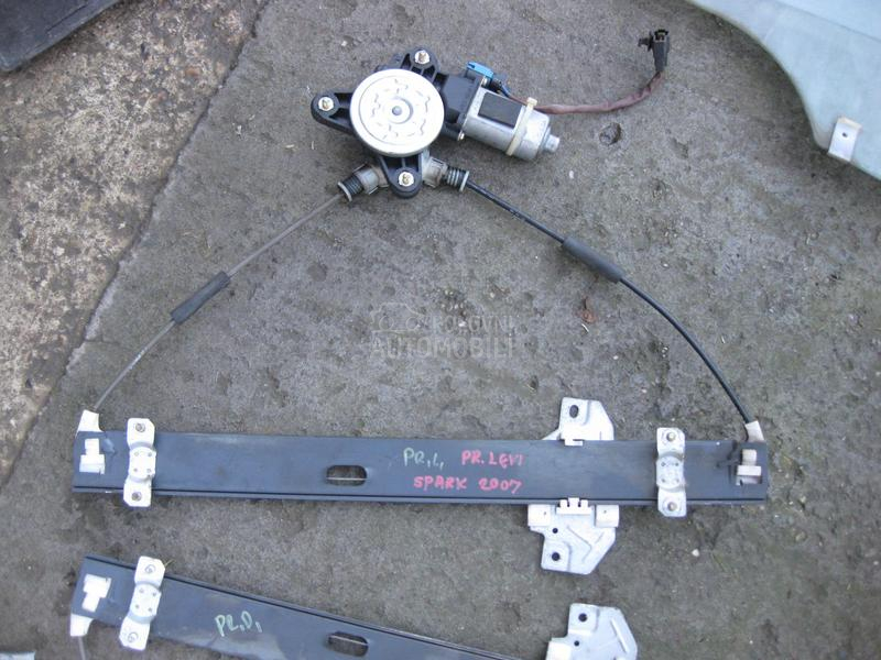 Prednji elektro podizaci stak.