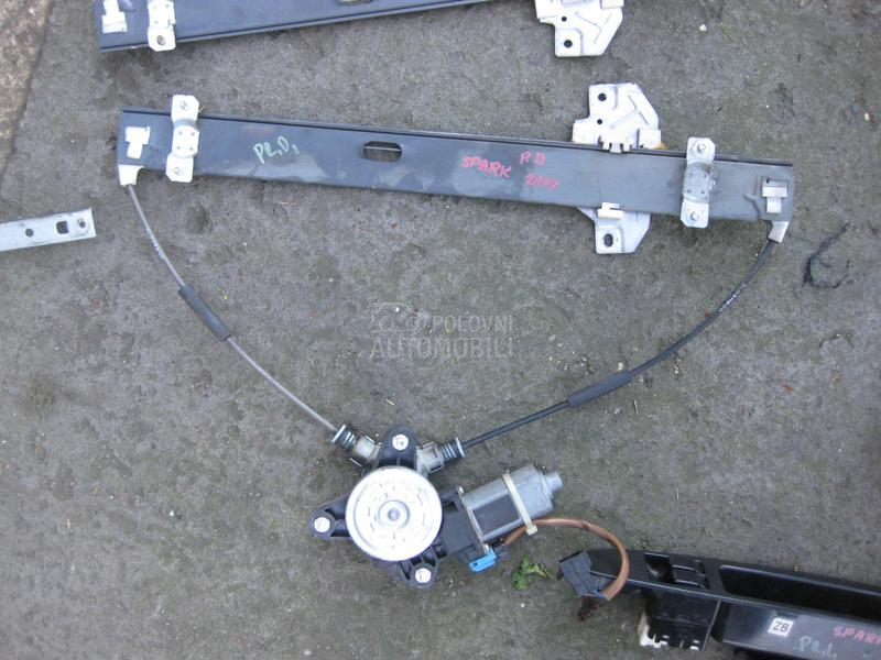 Prednji elektro podizaci stak.