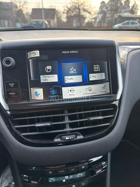 Peugeot 208 n a V /a u t o m a t