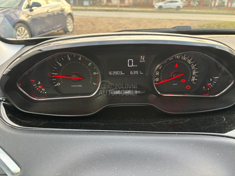 Peugeot 208 n a V /a u t o m a t
