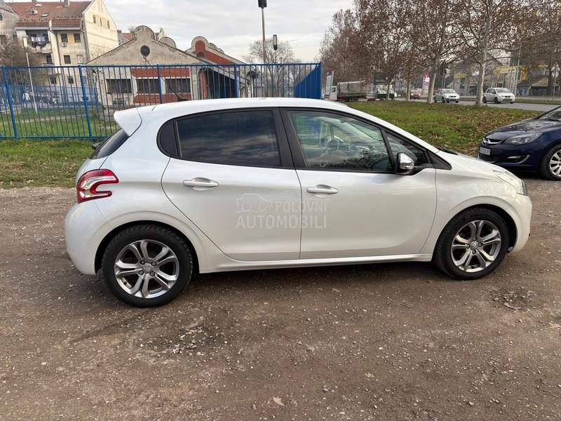 Peugeot 208 n a V /a u t o m a t