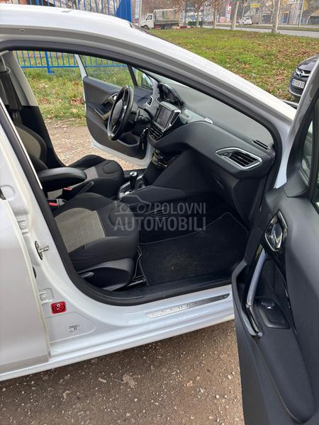 Peugeot 208 n a V /a u t o m a t
