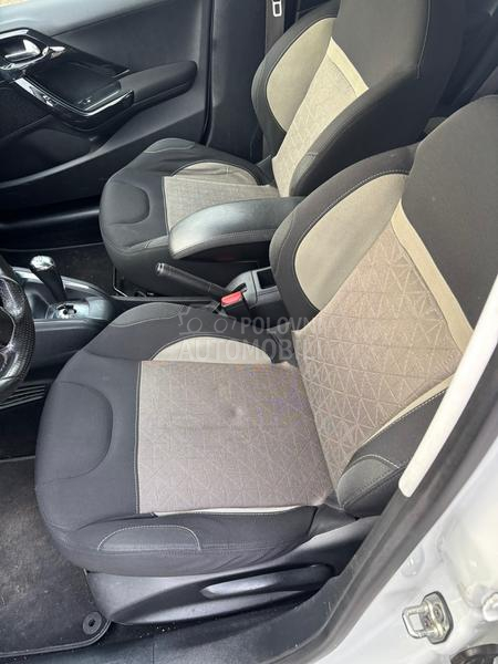 Peugeot 208 n a V /a u t o m a t