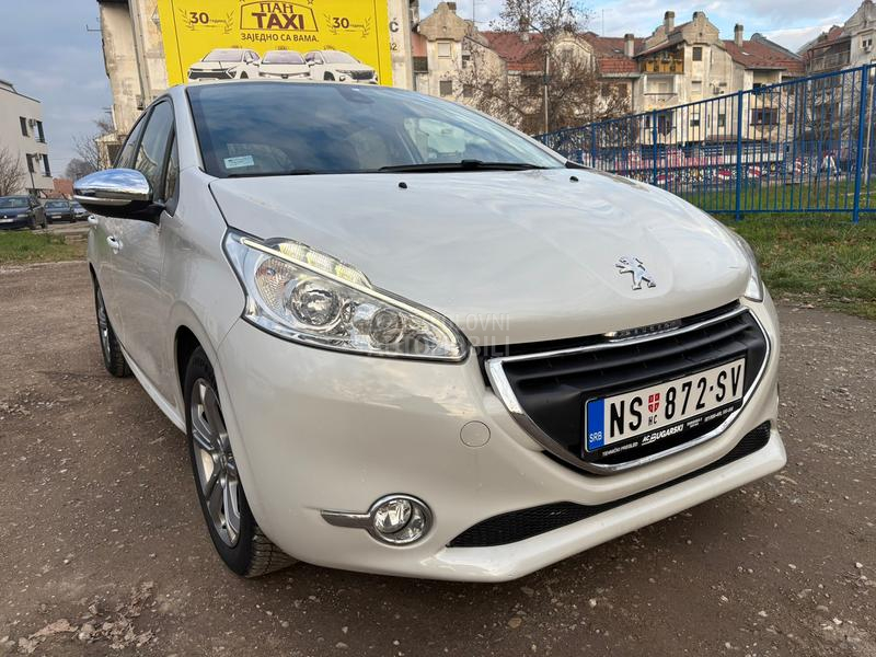 Peugeot 208 n a V /a u t o m a t