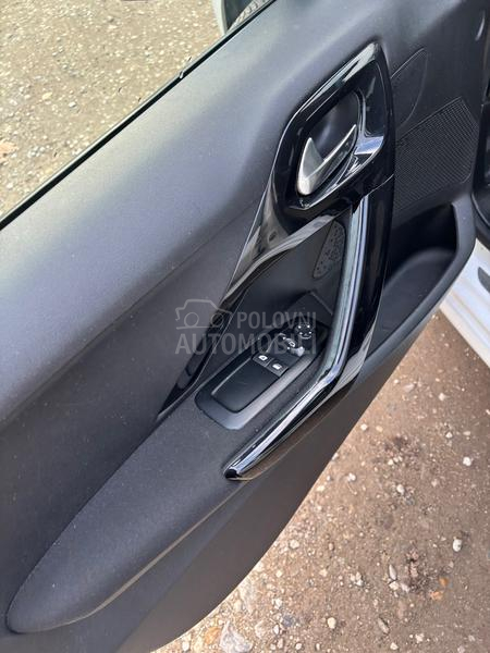 Peugeot 208 n a V /a u t o m a t