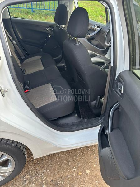 Peugeot 208 n a V /a u t o m a t