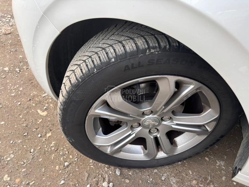 Peugeot 208 n a V /a u t o m a t