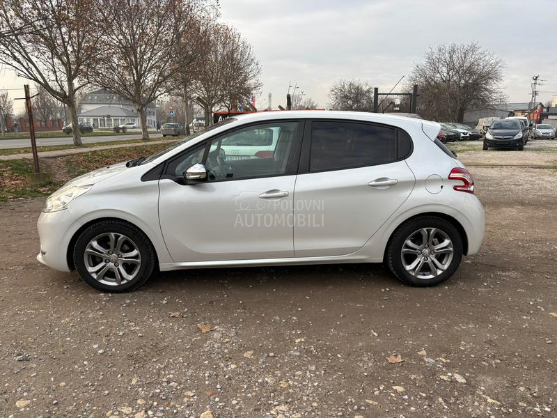 Peugeot 208 n a V /a u t o m a t