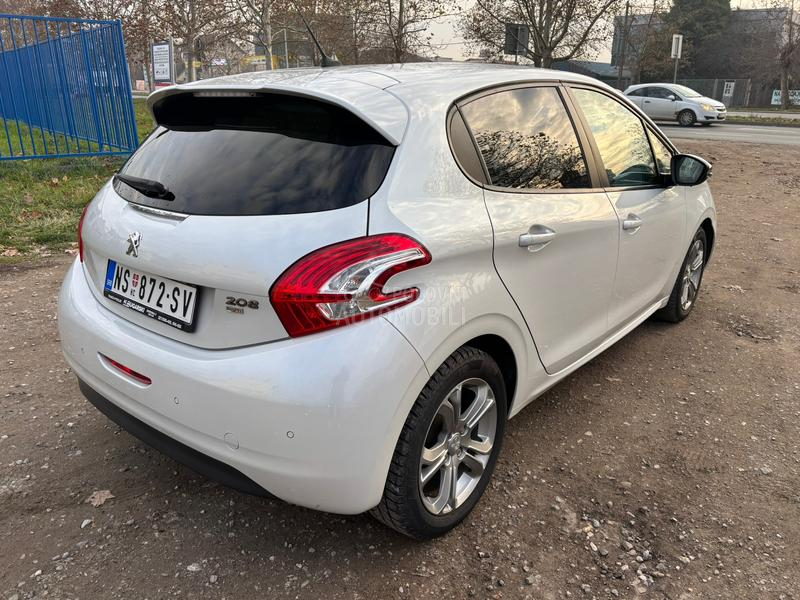 Peugeot 208 n a V /a u t o m a t