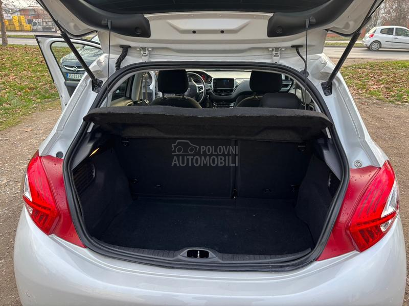 Peugeot 208 n a V /a u t o m a t