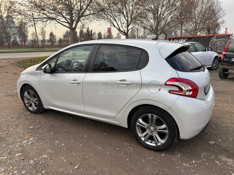 Peugeot 208 n a V /a u t o m a t