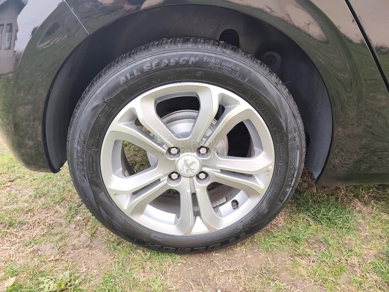 Peugeot 208 ALLURE /112 000/