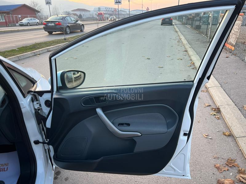 Ford Fiesta 1.4 /TITANIUM/ CH/