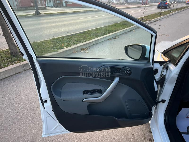 Ford Fiesta 1.4 /TITANIUM/ CH/