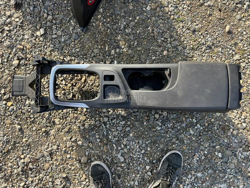 Naslon za ruku sa konzolom