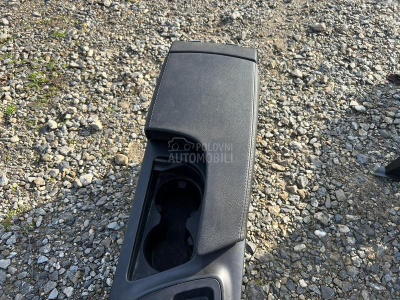 Naslon za ruku sa konzolom