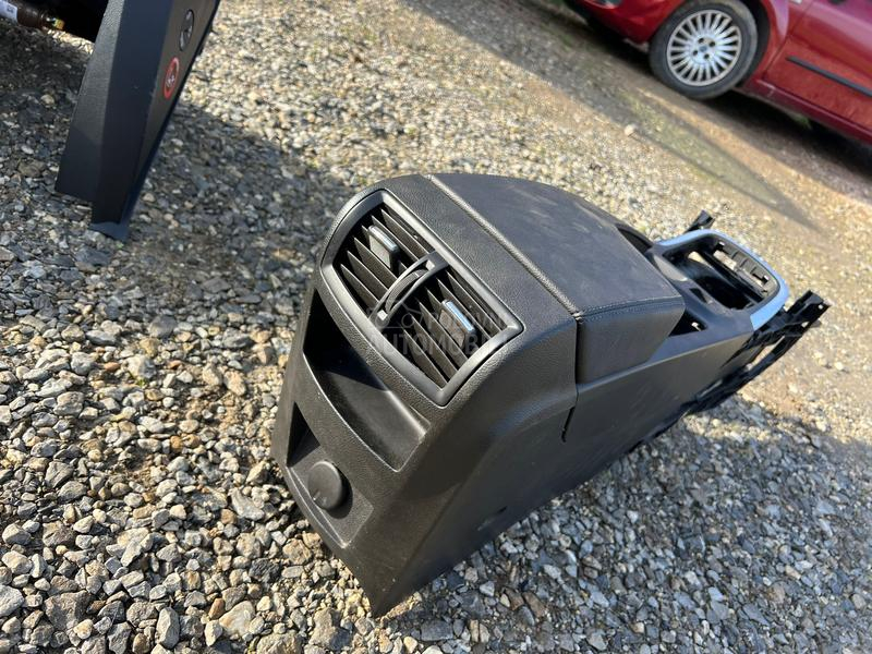 Naslon za ruku sa konzolom