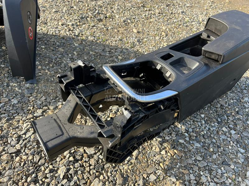 Naslon za ruku sa konzolom