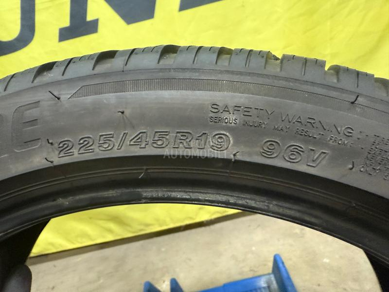 Blackstone 225/45 R19 Zimska