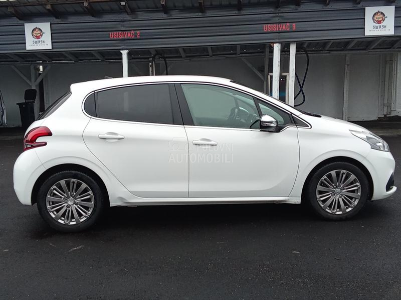 Peugeot 208 ALLURE