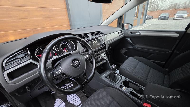 Volkswagen Touran 1.6 HIGHLINE 7SED