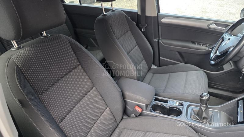 Volkswagen Touran 1.6 HIGHLINE 7SED