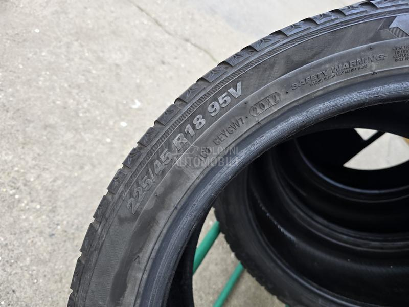Kumho 225/45 R18 Zimska