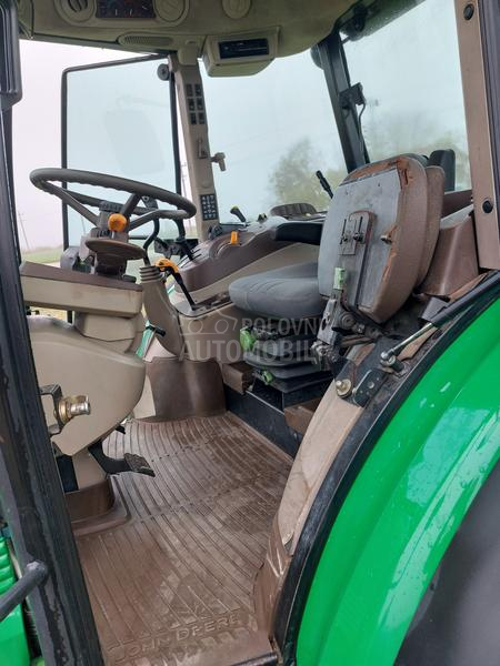 John Deere 5820