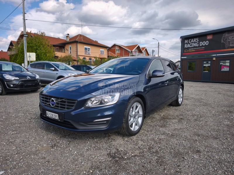 Volvo V60 D5 MOMENTUM