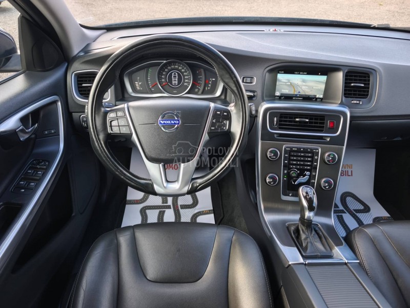 Volvo V60 D5 MOMENTUM