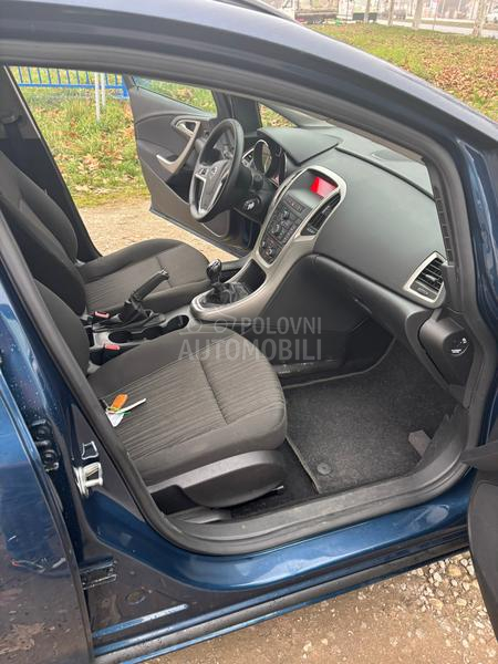 Opel Astra J 1.6 B e n z i n