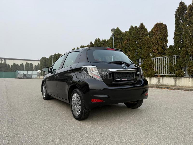 Toyota Yaris 1.5 b  Hibrid