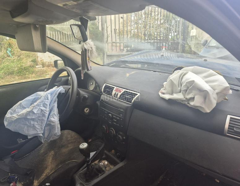 Zadnji deo,enterijer ispravani