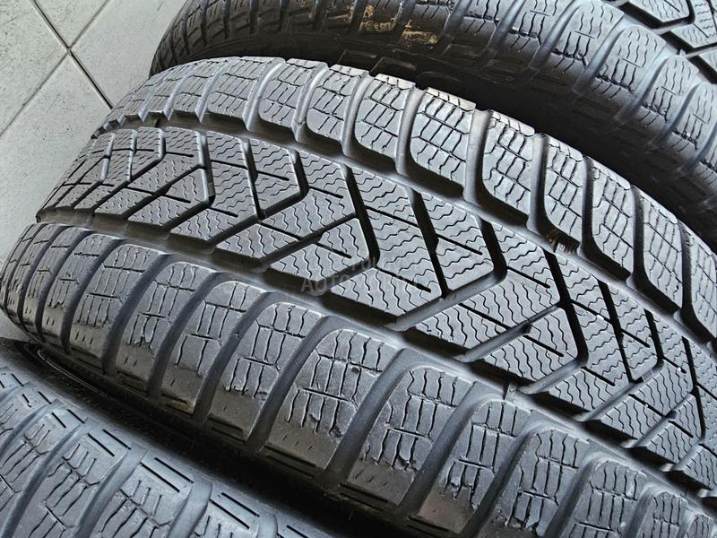 Pirelli 235/35 R19 Zimska