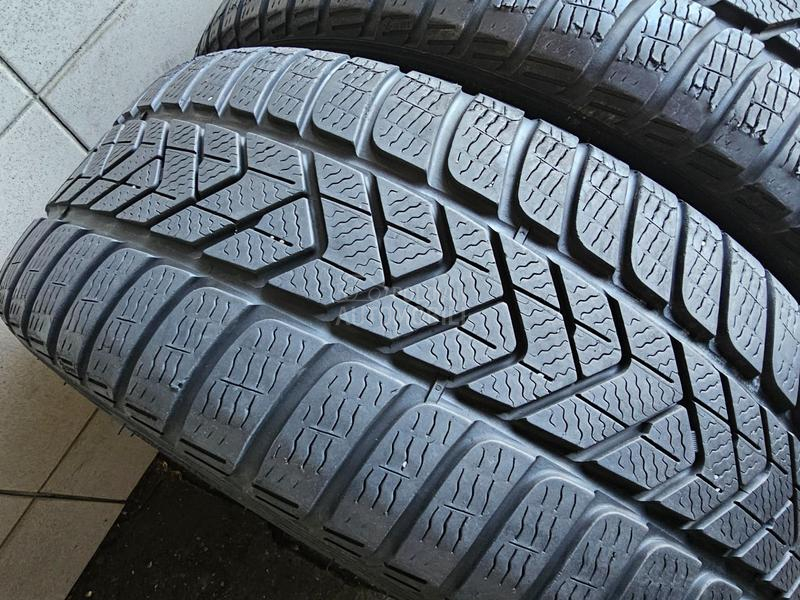 Pirelli 235/35 R19 Zimska