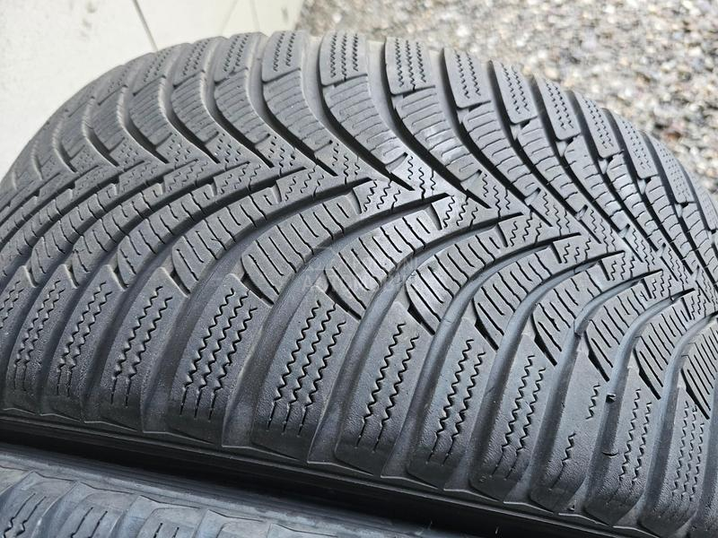 Hankook 225/45 R17 Zimska