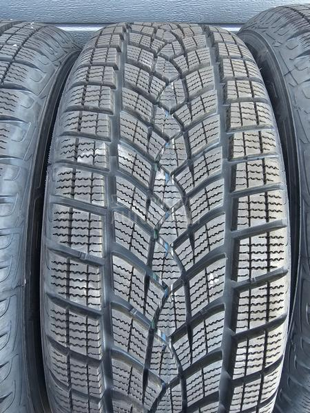 Goodyear 215/60 R17 Zimska