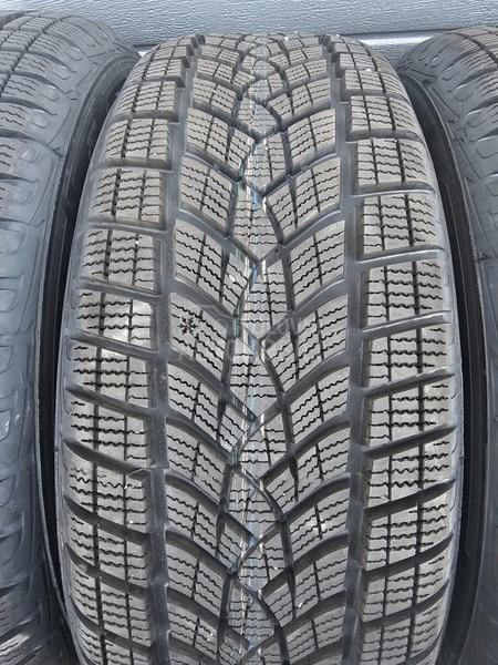Goodyear 215/60 R17 Zimska