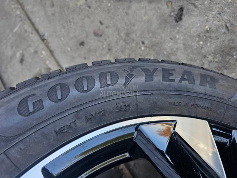 Goodyear 215/60 R17 Zimska