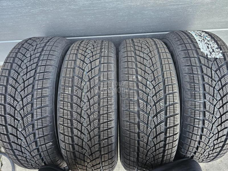Goodyear 215/60 R17 Zimska