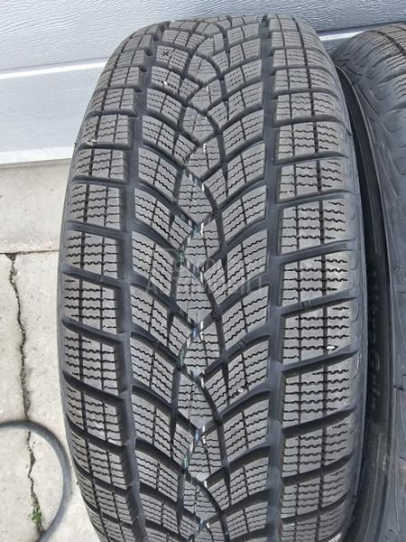 Goodyear 215/60 R17 Zimska