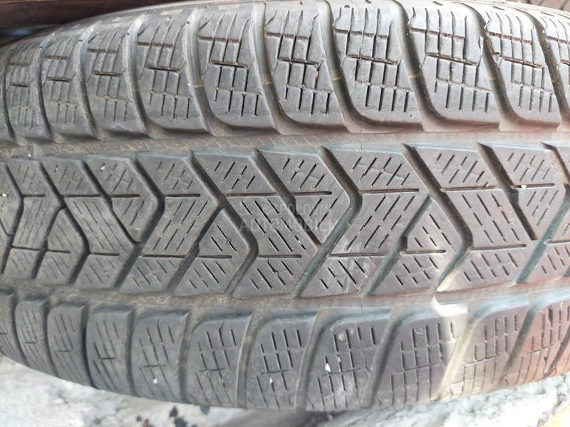 Pirelli 215/65 R17 Zimska